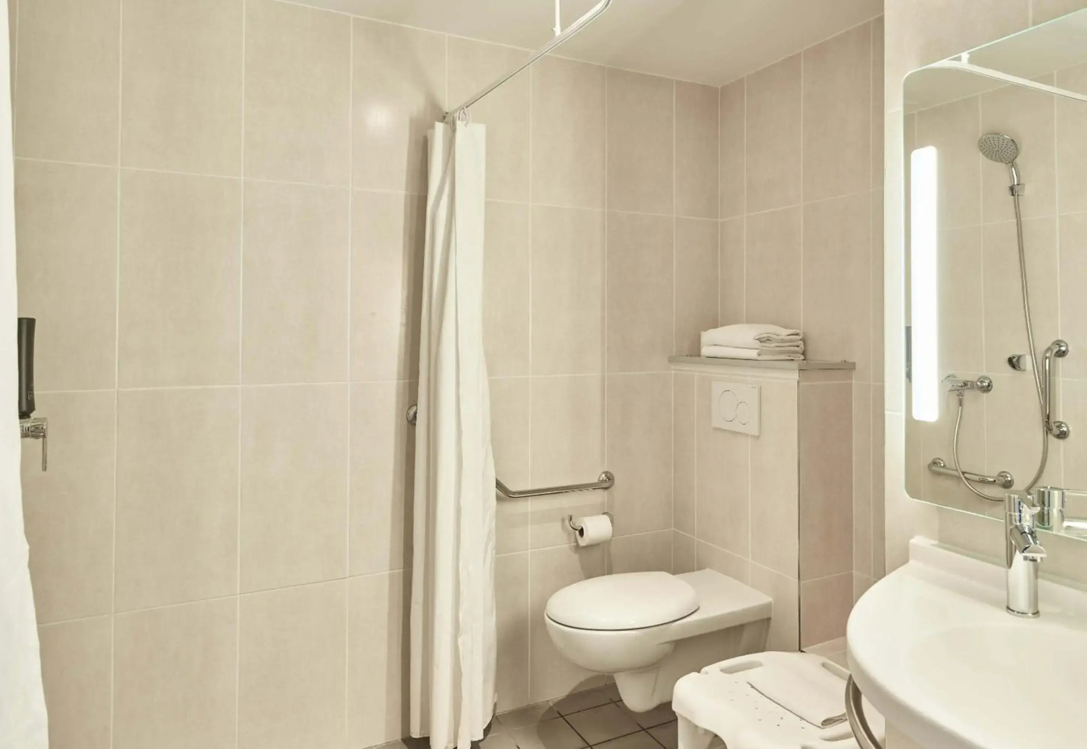 B&B HOTEL MASSY Gare TGV