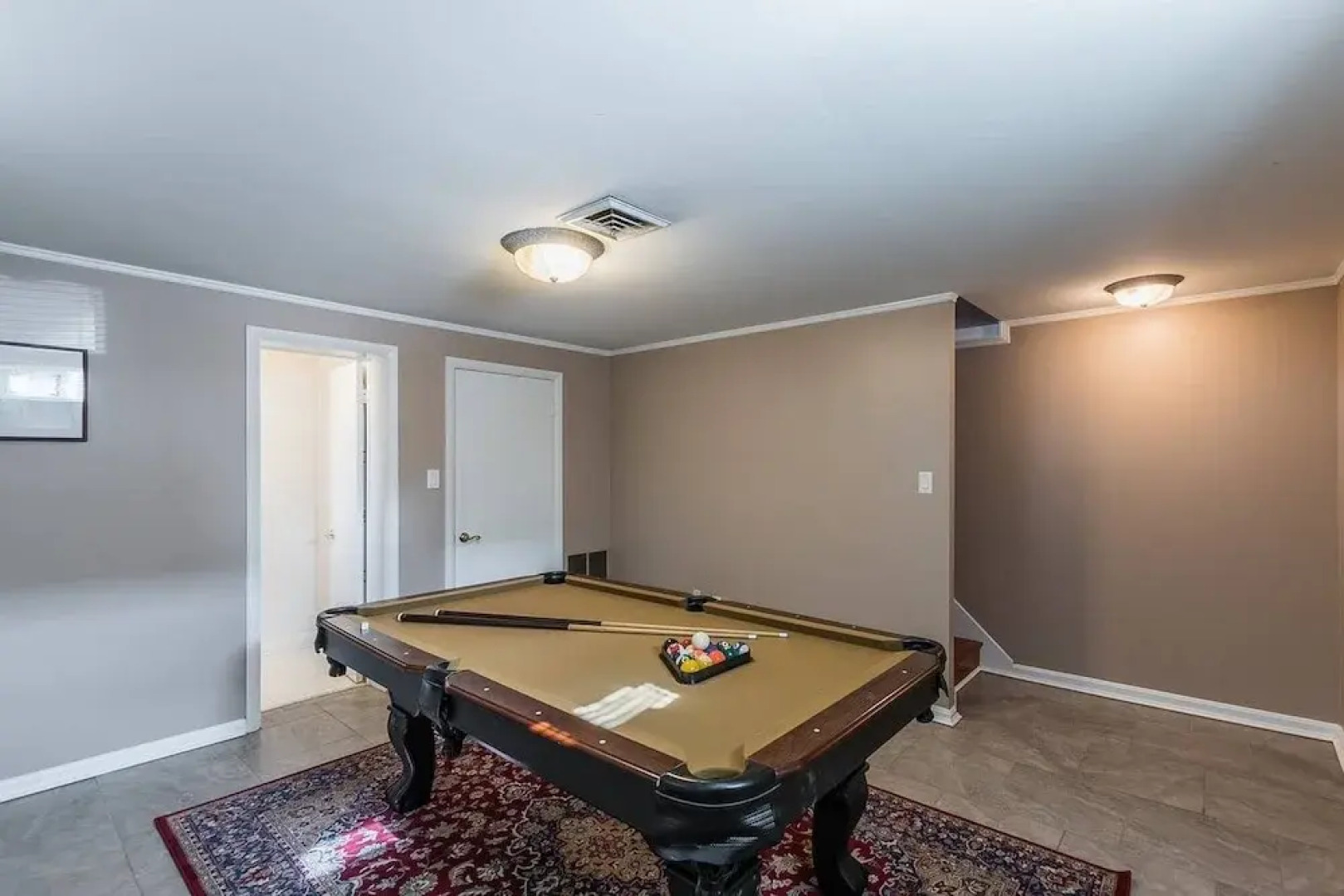 Gorgeous House with Pool Table 1 block to metro