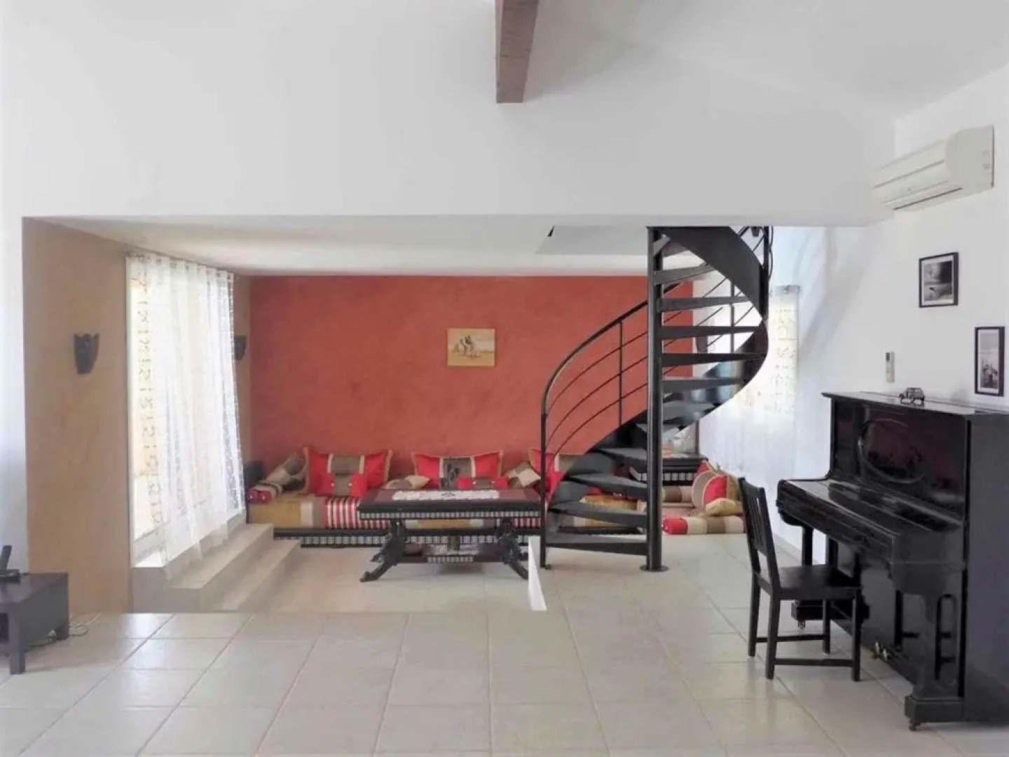 Well-appointed, 3-bedroom House Featuring a Swimming Pool and Terrace