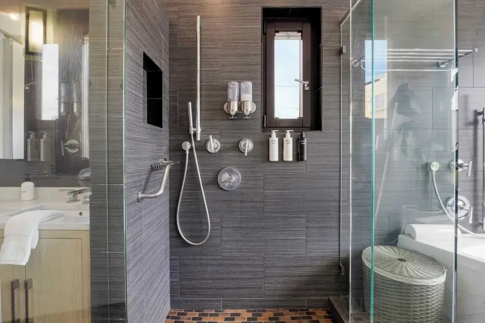 Steps to Beach+shops, Oceanview, Hot Tub+firepit Moonlight Modern by Avantstay