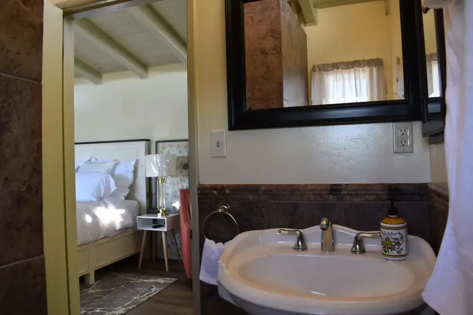 353 Pomeroy Studio Apts by Redawning