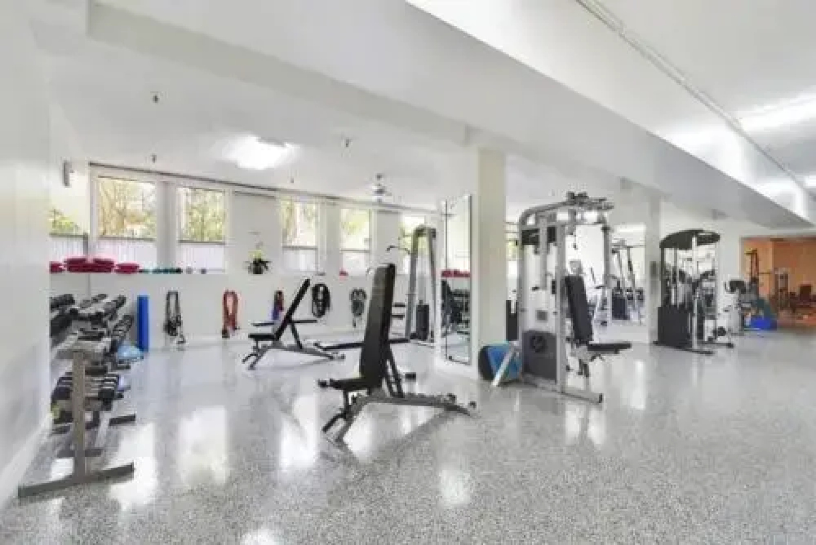 Tropical Beach Condo - Pool, Parking, 86" TV, WiFi