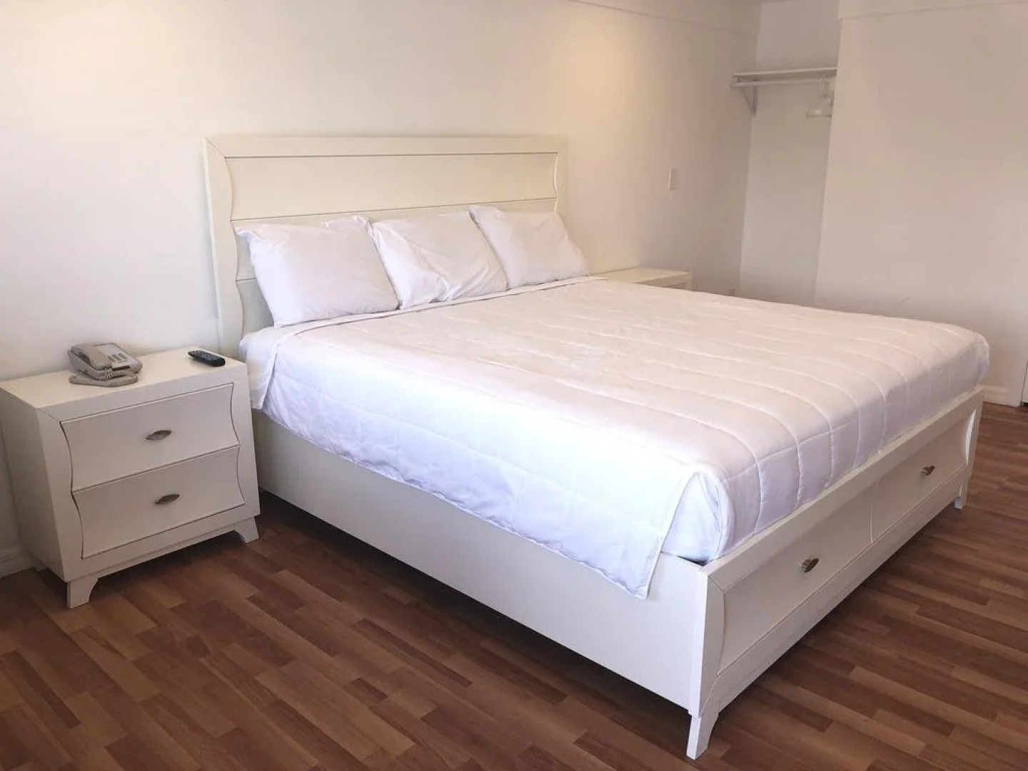 Spinnaker Inn of Naples