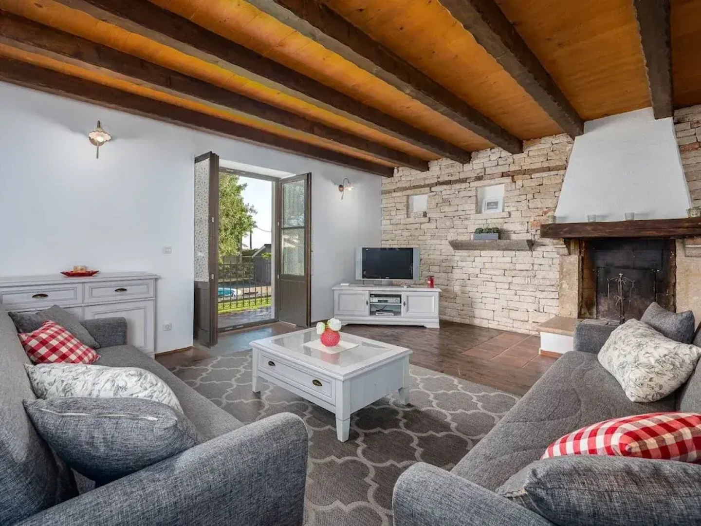 Beautiful Villa With Swimming Pool and Fenced Garden