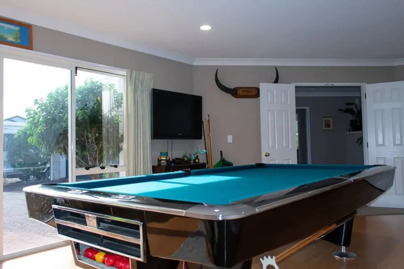 Grand 4 Bedroom Home With Balcony and Garden