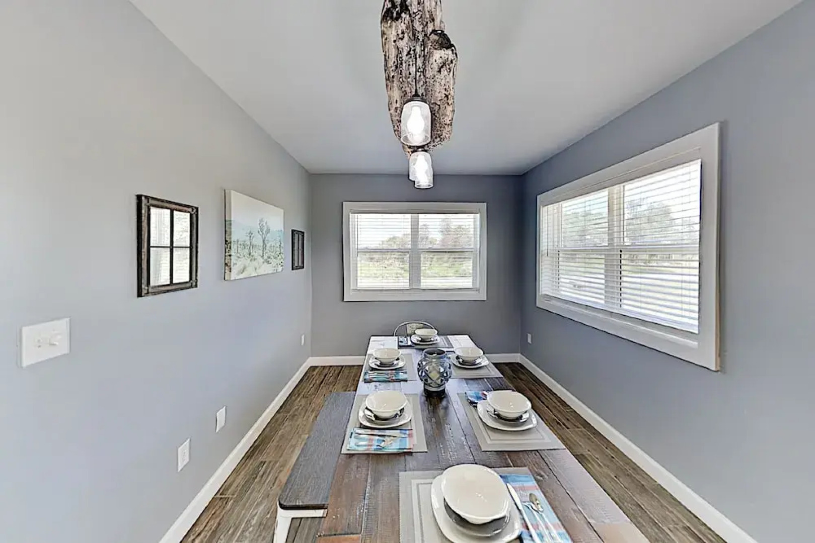 Deluxe Getaway: Big Corner Lot, Great Locale! 3 Bedroom Home