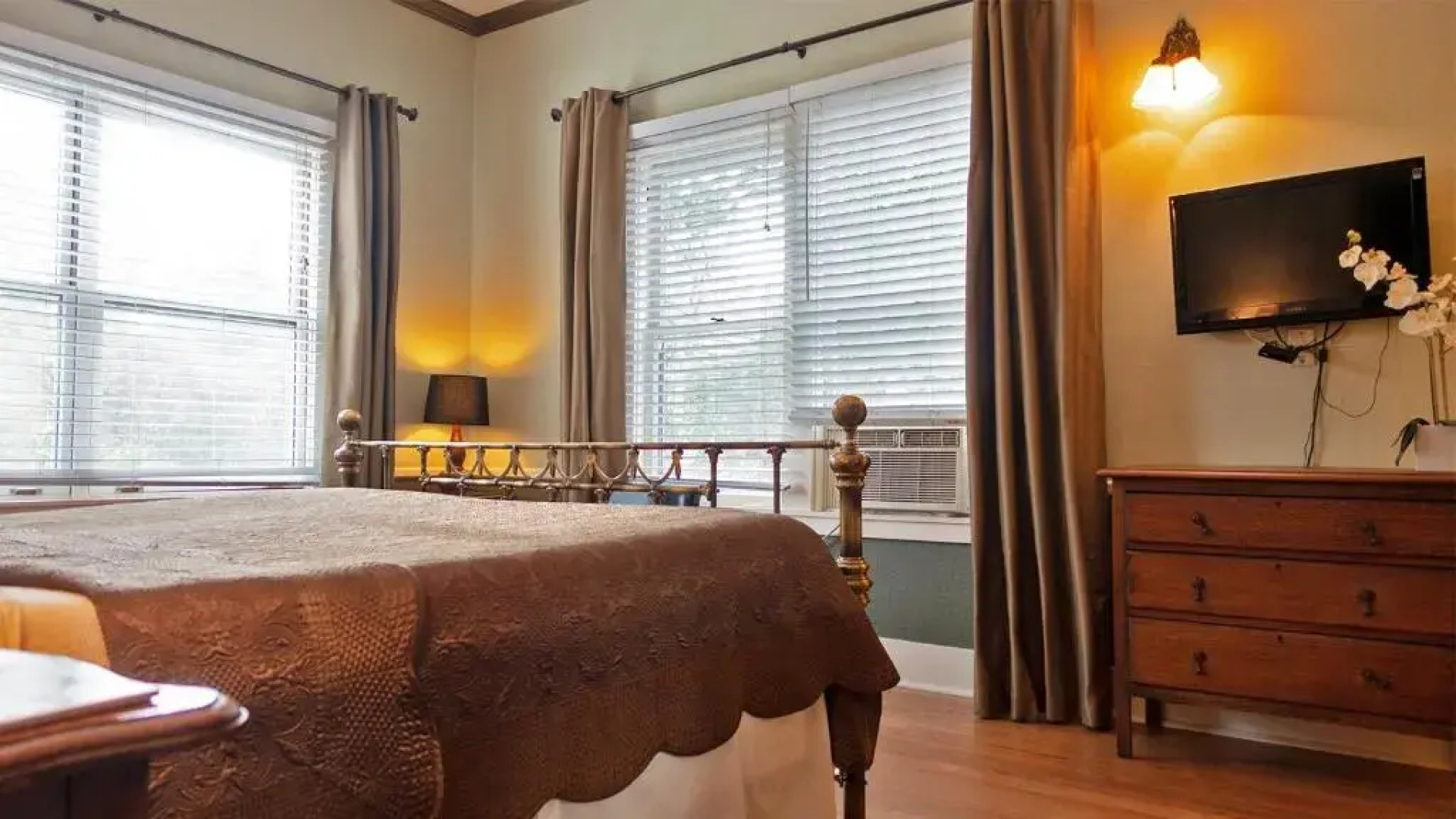 Cinnamon Bear Creekside Inn