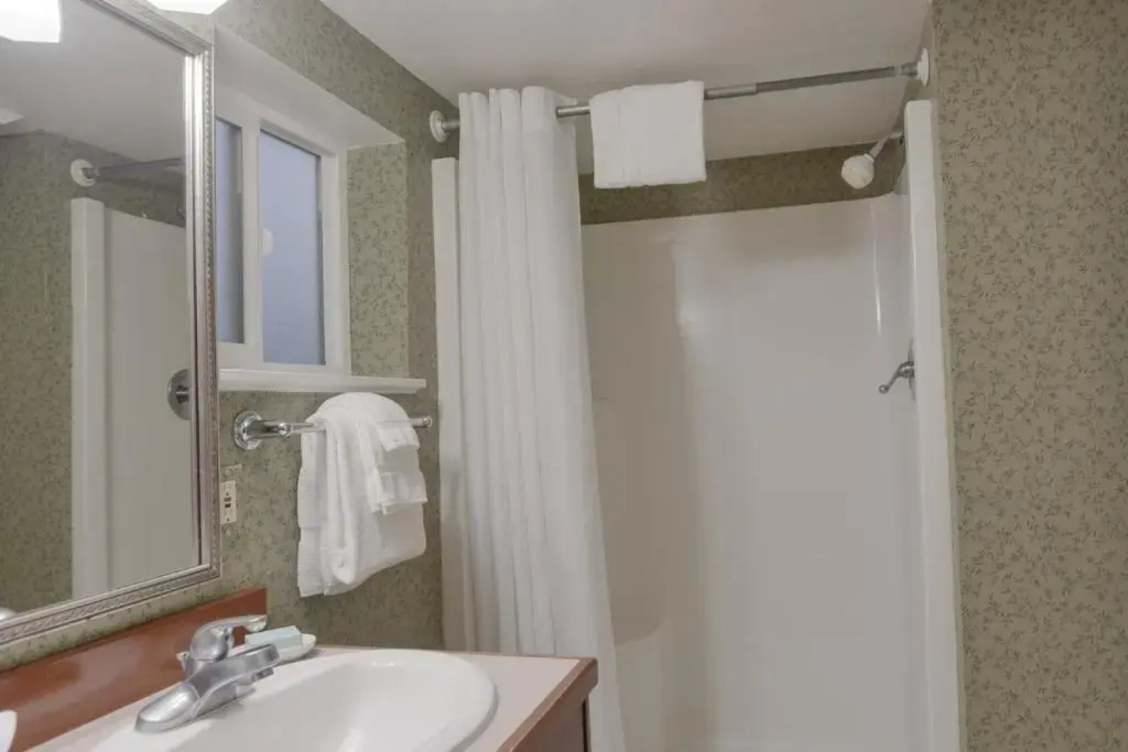 The Waves/The Argonauta Inn/The White Heron Lodge