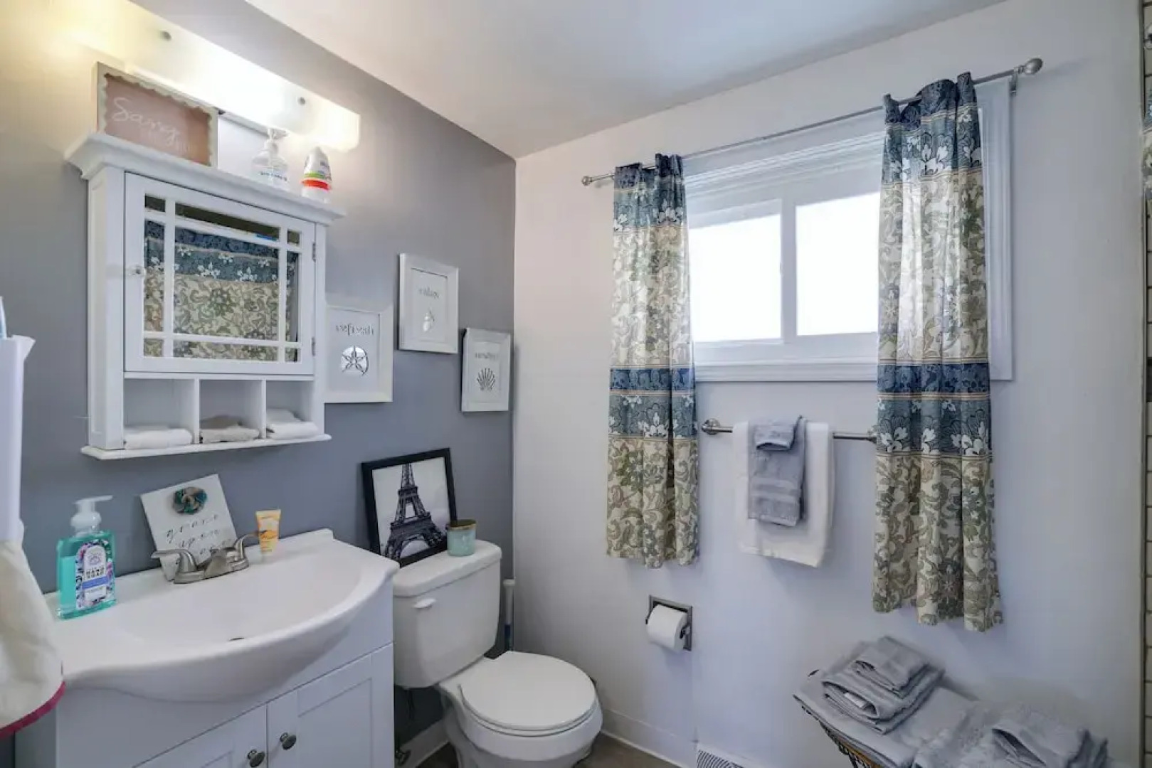 Large Private Yard: Home 14 Mi to Niagara Falls!