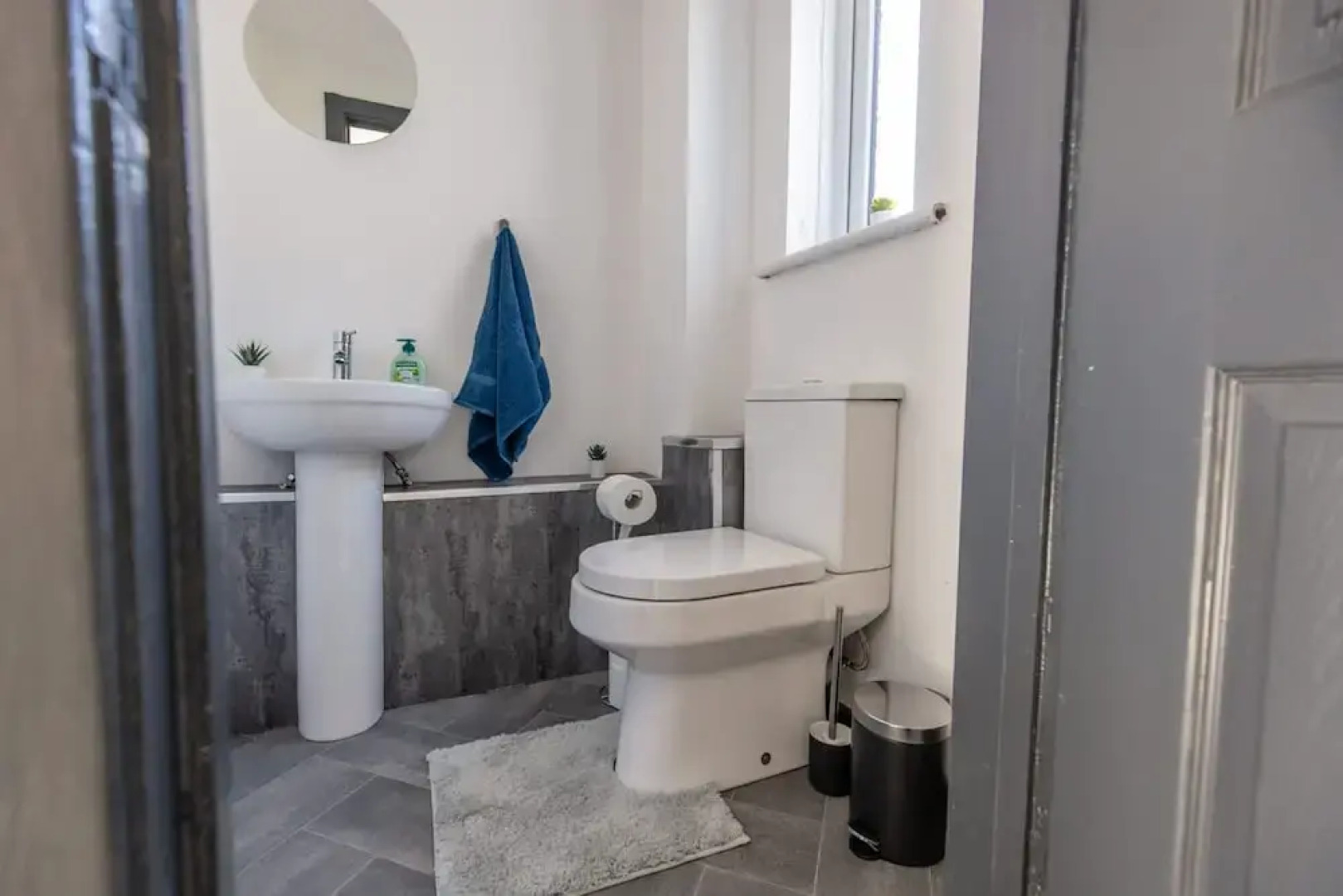 Modern 3 Bed House-free Parking