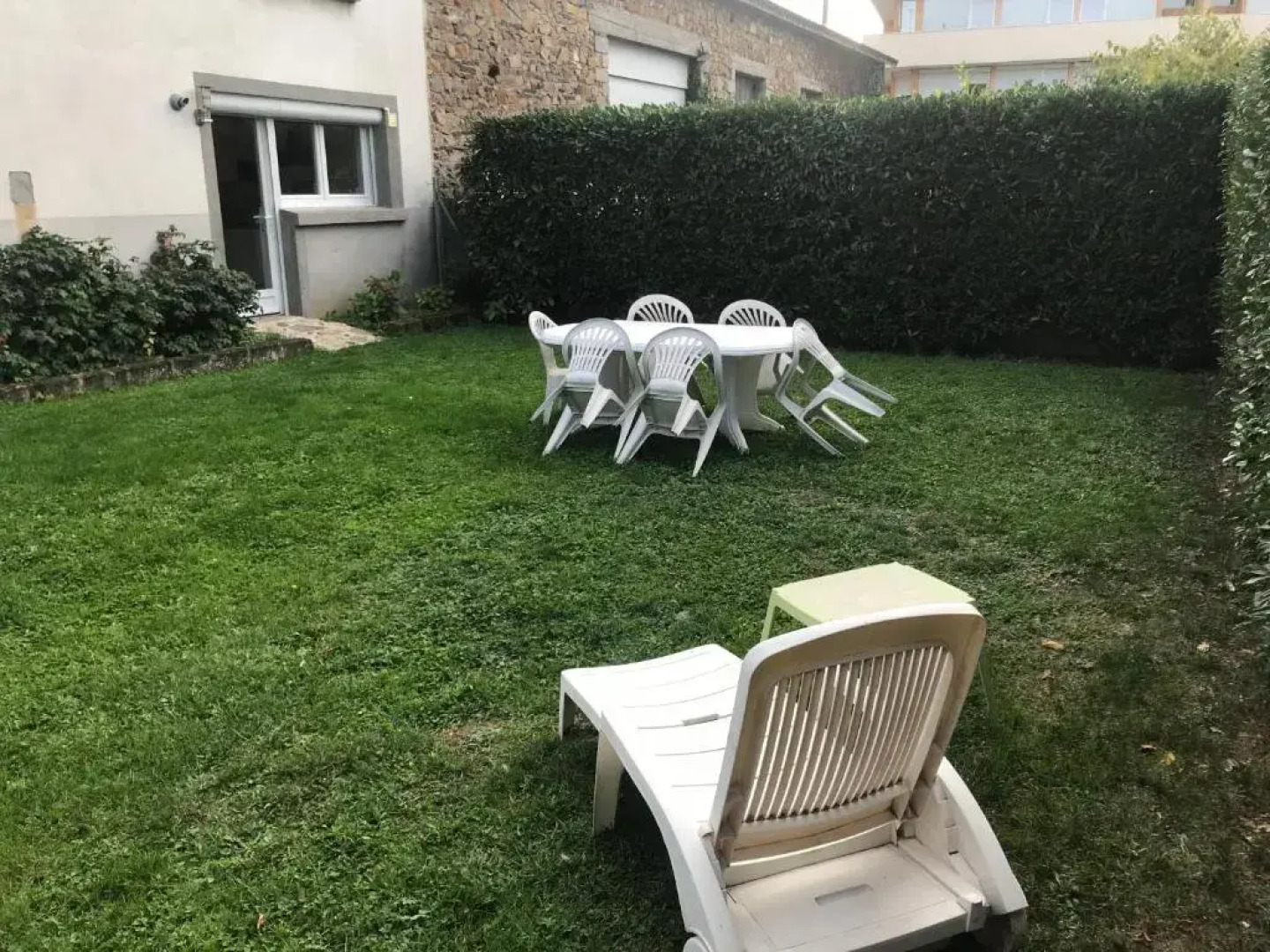 T2 rdc calme, idéalement placé, parking & jardin