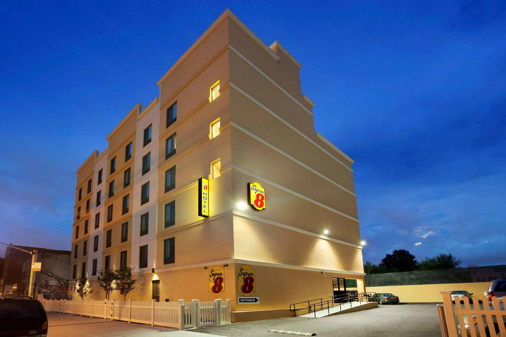 Super 8 By Wyndham Bronx