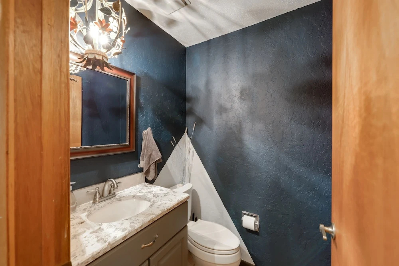 Mid-century Cabin: Creekside, Easy Access to I-70