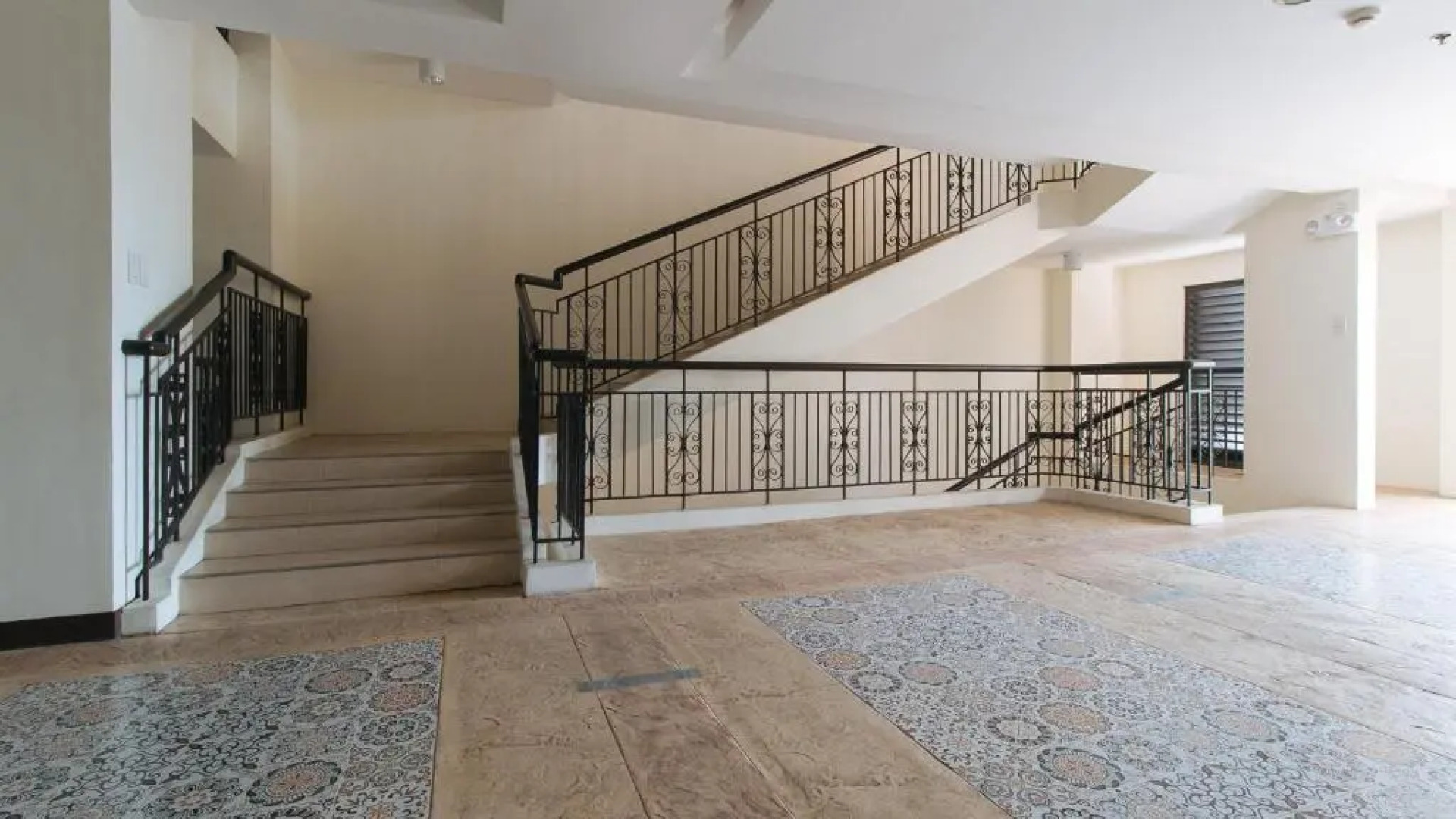 RedDoorz Premium @ Paseo Verde Las Pinas