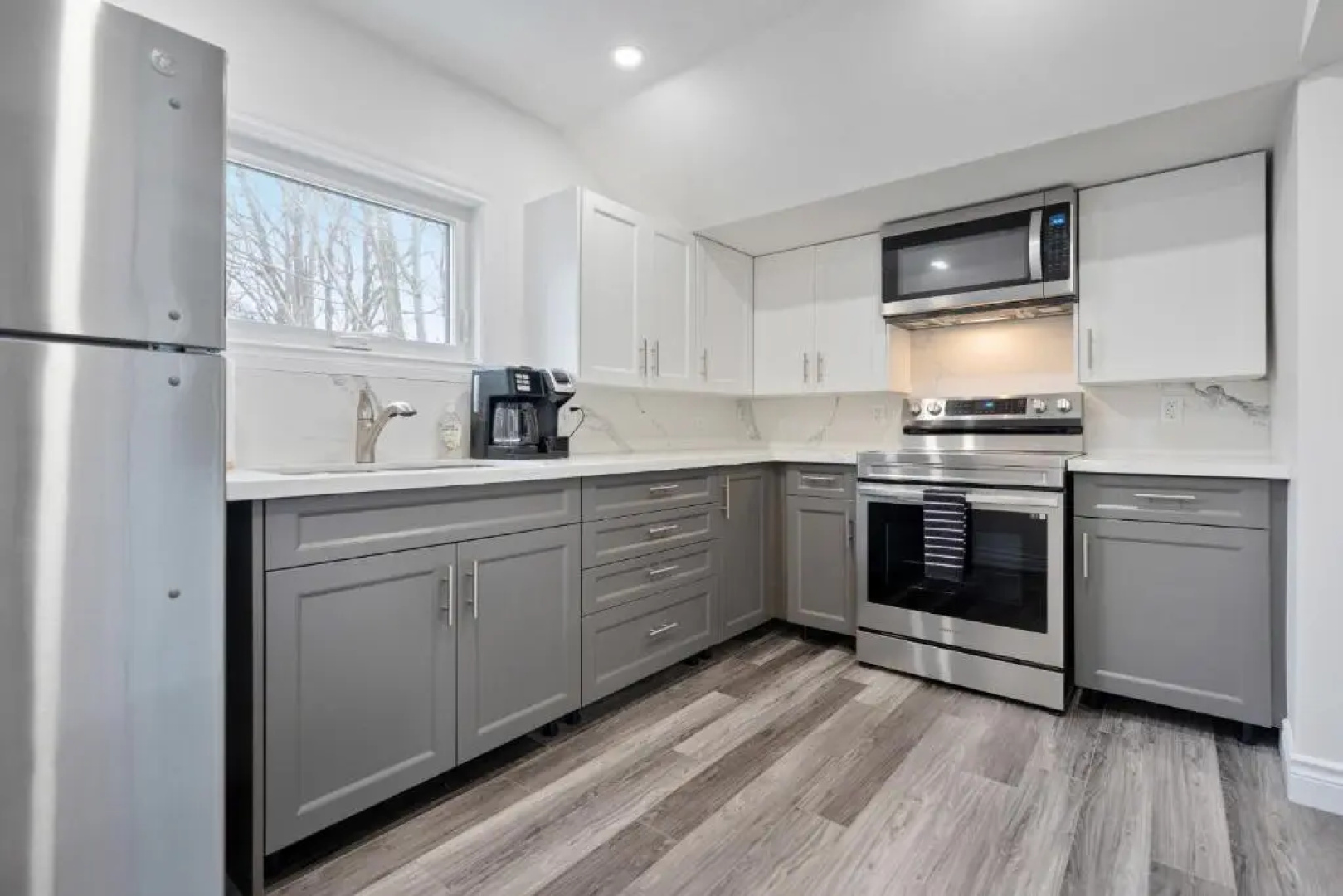 Lake Erie luxurious 2 BDR Condo with Beach access