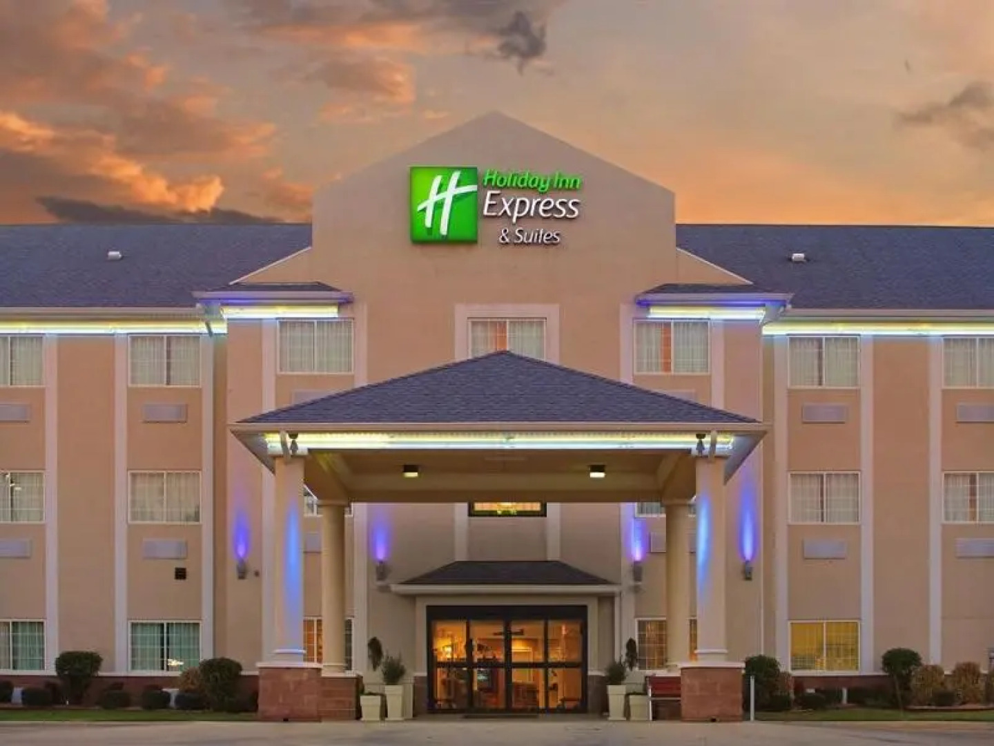 Holiday Inn Express Hotel & Suites MAGNOLIA-LAKE COLUMBIA