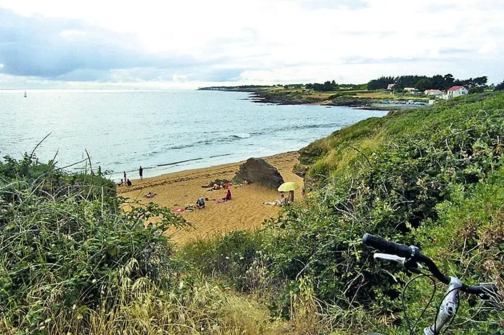 Apartment With Shared Pool Near sea