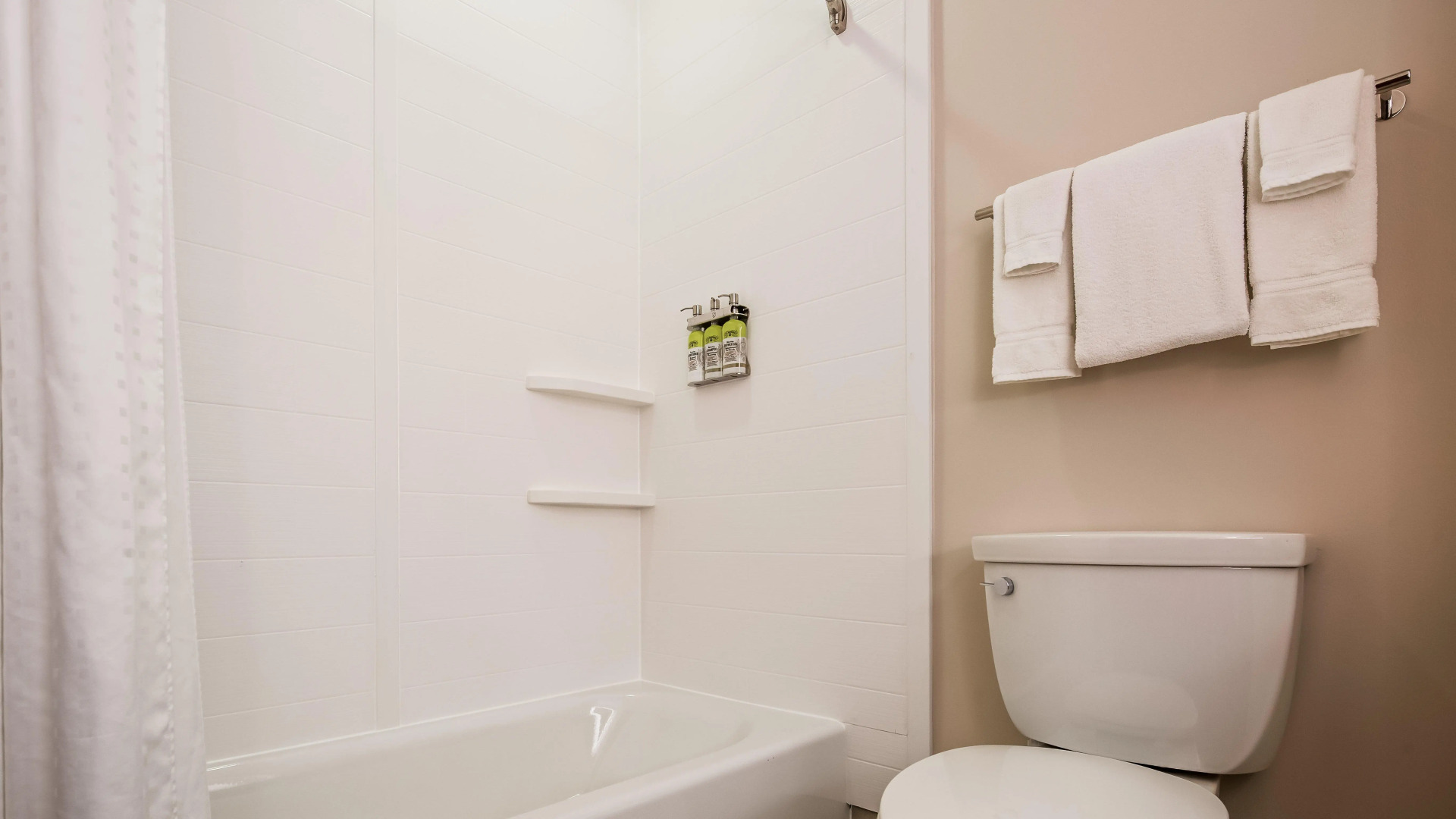 Holiday Inn Express & Suites Detroit - Farmington Hills by IHG