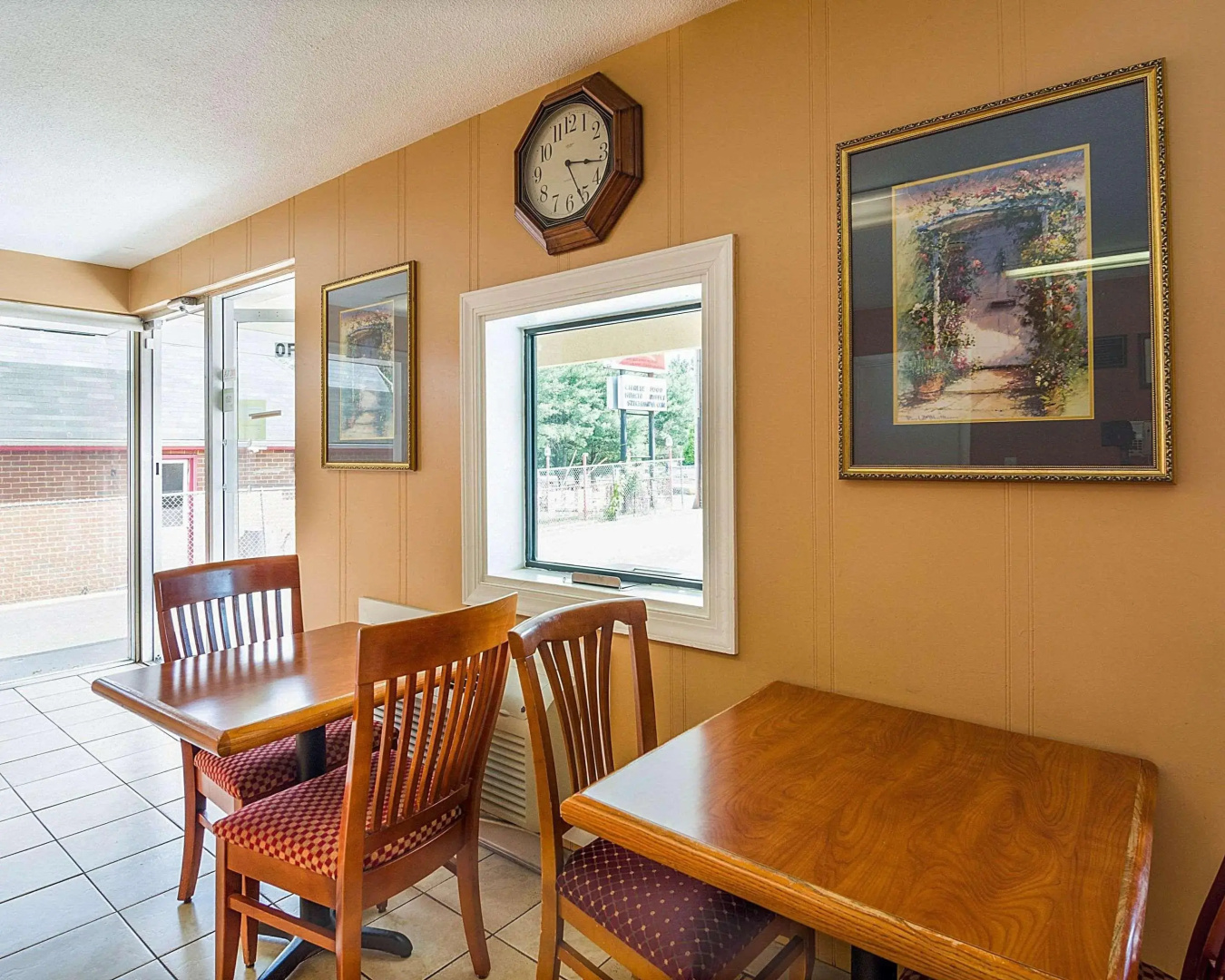 Econo Lodge North