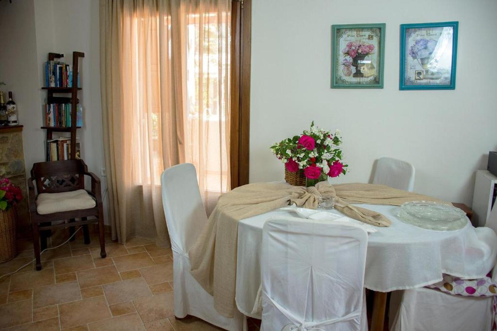 Rustic, luxurious,garden villa 70m from the sea