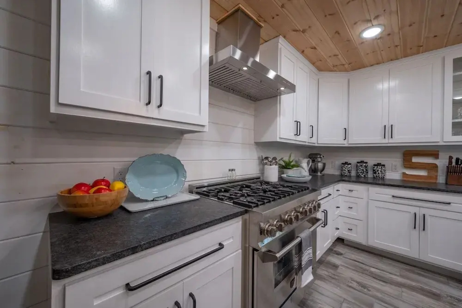 Sugar Hill Newly Remodeled includes Fully Supplied Kitchen and Hot Tub by RedAwning