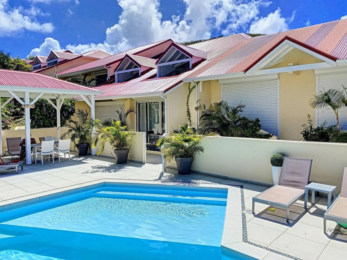 Beautiful suite S15, pool, next to Pinel Island