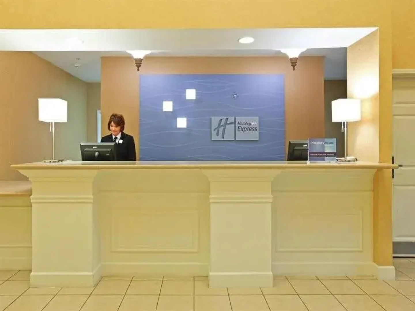 Holiday Inn Express Hotel & Suites MAGNOLIA-LAKE COLUMBIA