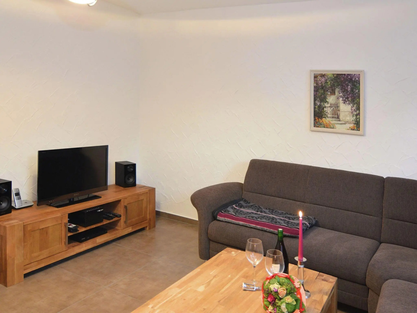 Barrier-free, modern apartment with terrace at the foot of Hallenburg Castle