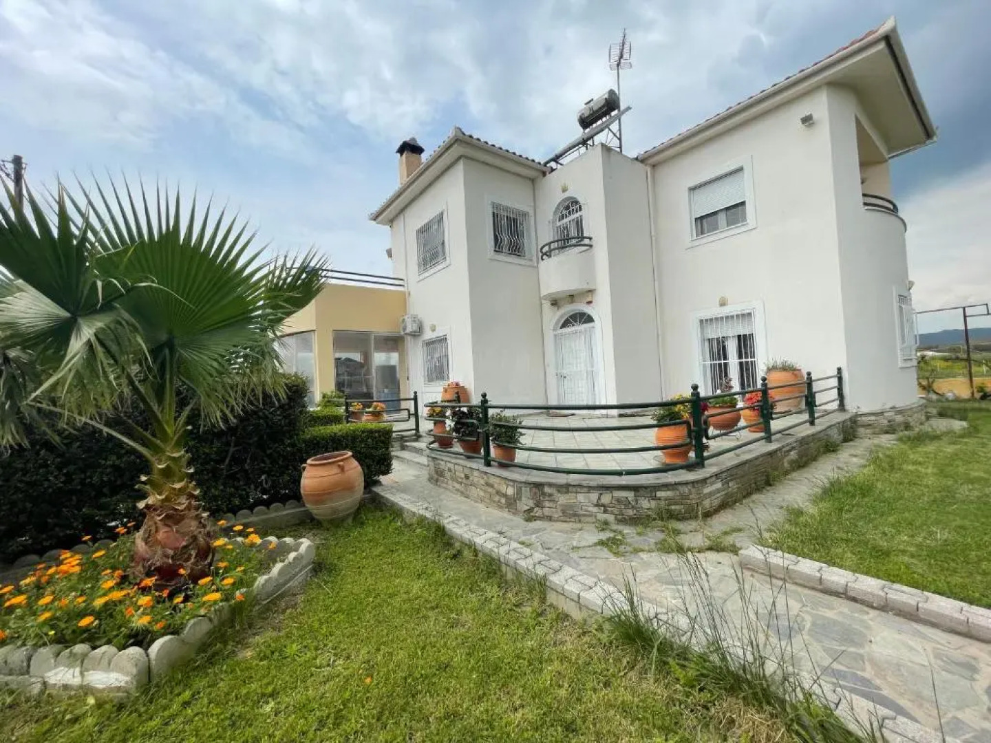 Seaside apartment with private garden