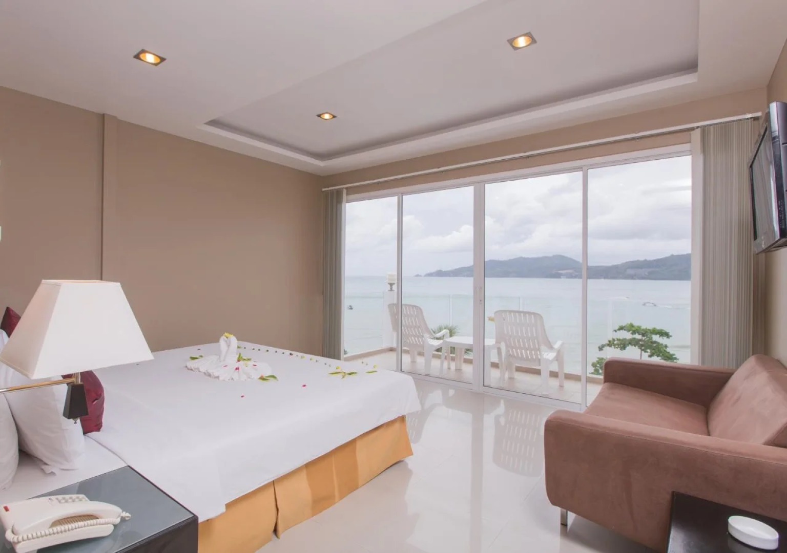 The Front Hotel and Apartment