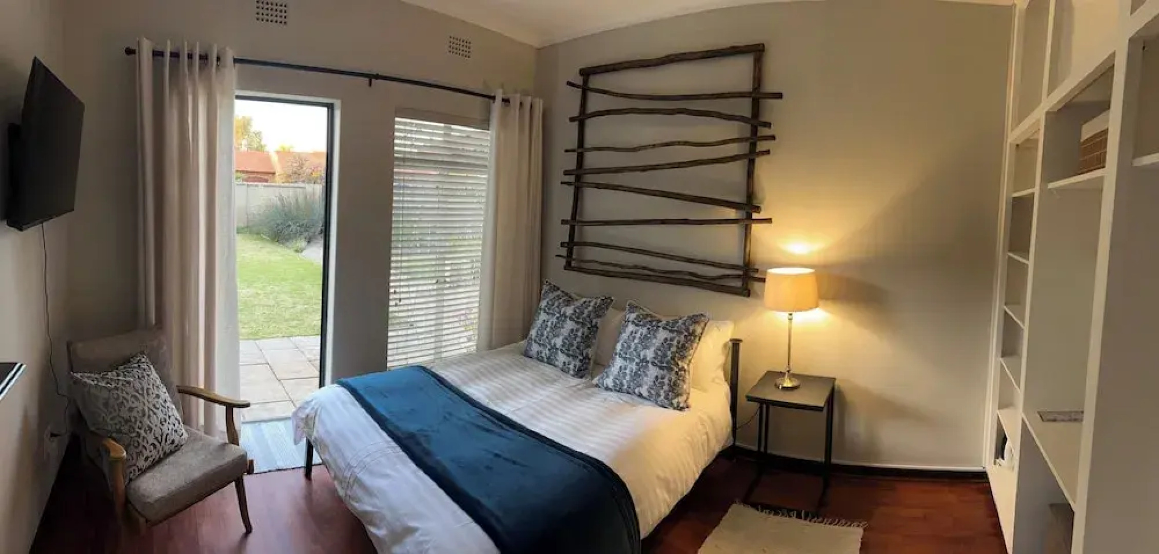 28 La Rochelle Bed & Breakfast