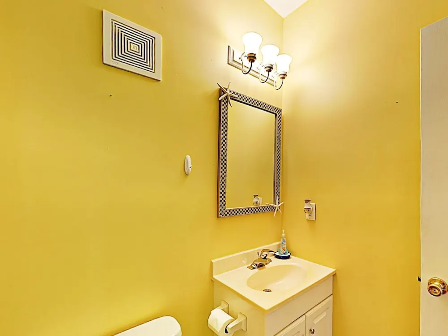 Large Family W/ Outdoor Dining, Walk To Beach 5 Bedroom Home