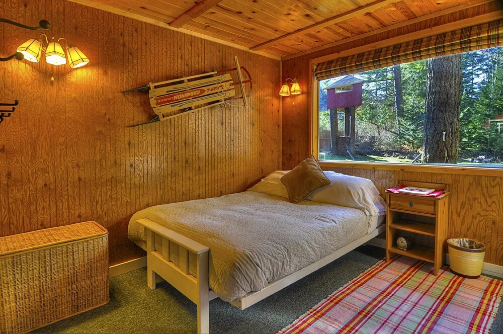 Red Hawk Hideaway - Two Bedroom Cabin with Hot Tub