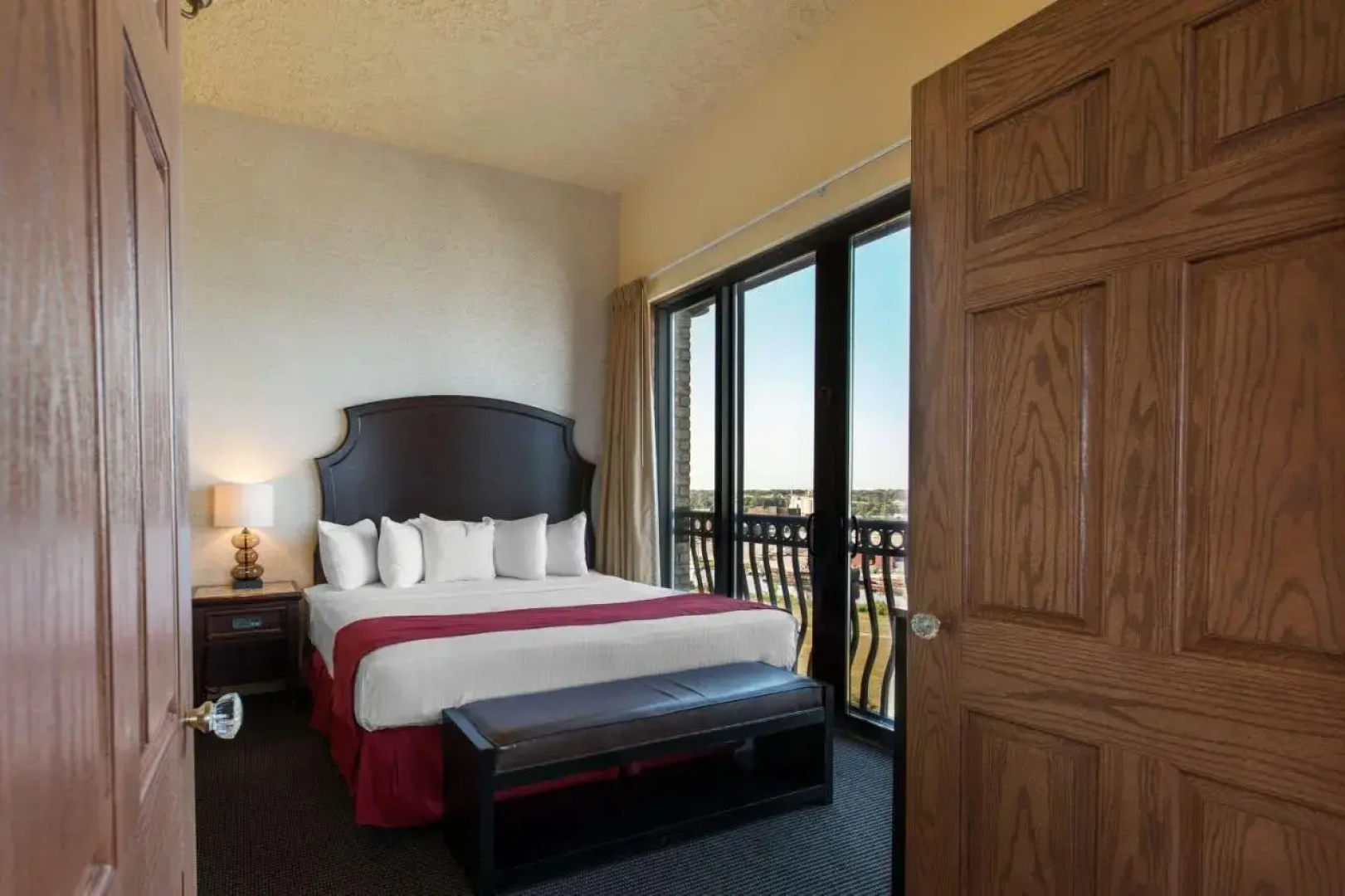 Shoreline Inn & Conference Center, Ascend Collection