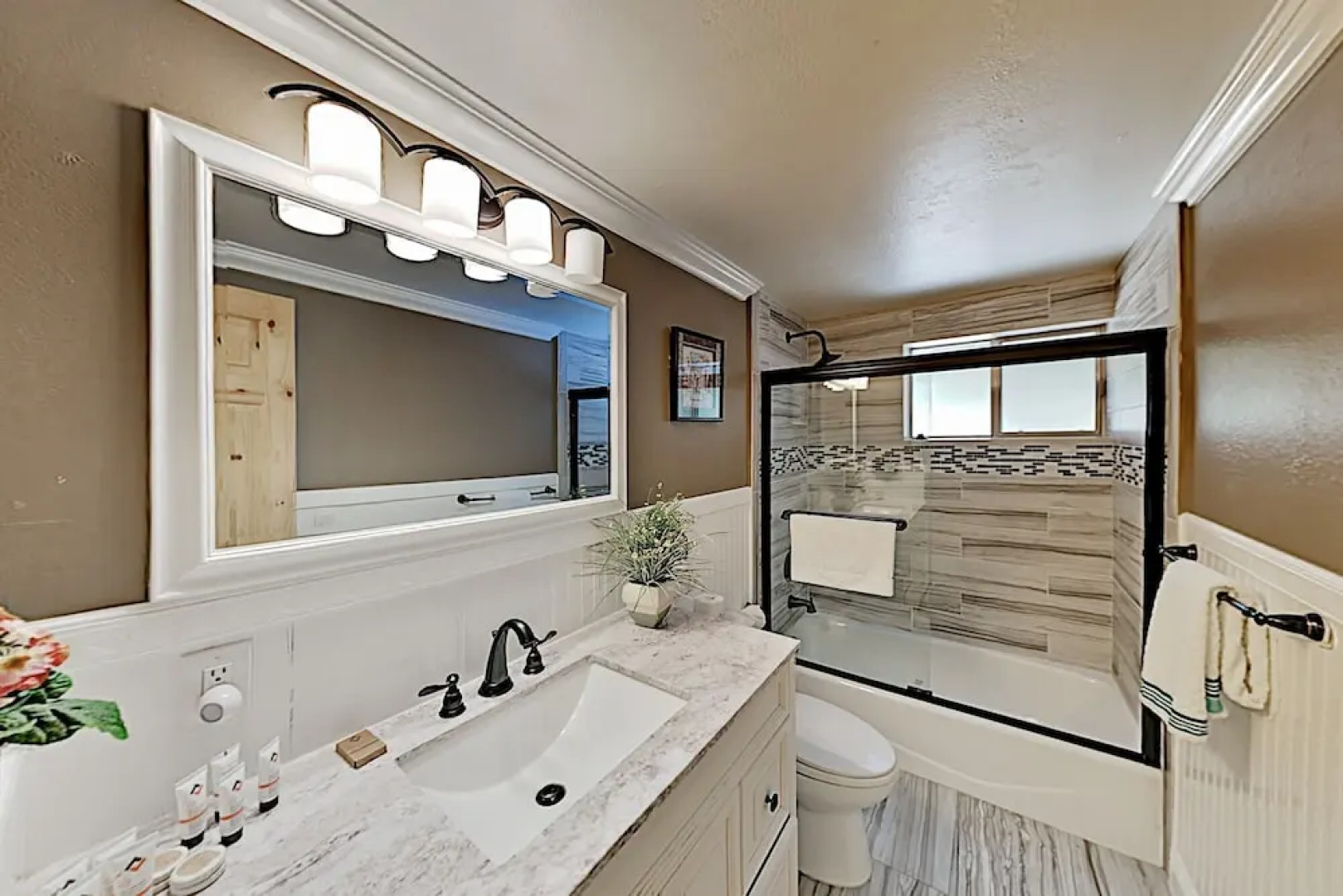 Expansive 7br W/ Hot Tub & Game Room 7 Bedroom Home