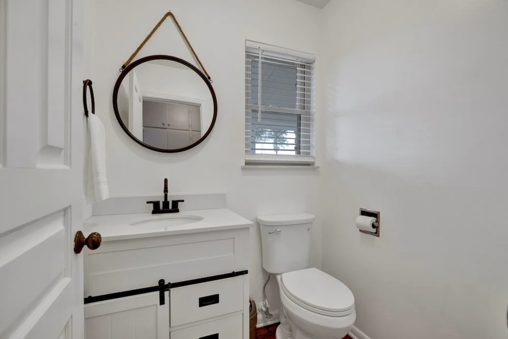 Spacious Home - Fire Pit, BBQ and Outdoor Seating!