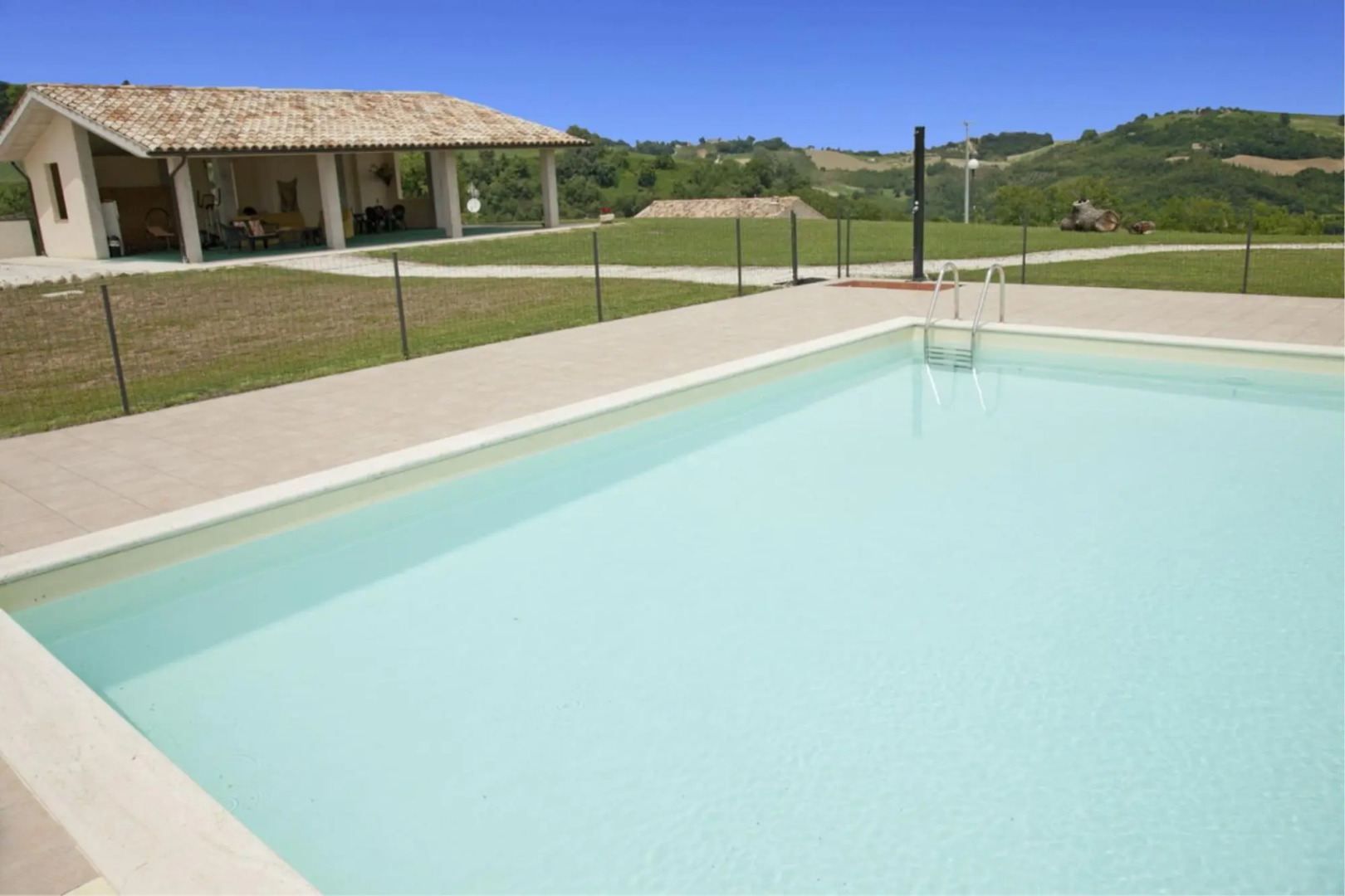 Villa with private pool between the beaches of the Adriatic Sea and the Sibillini National Park-Villa Agave