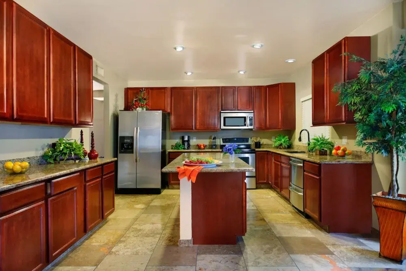 Backyard Playground! Golf Sport Court & Hot Tub!