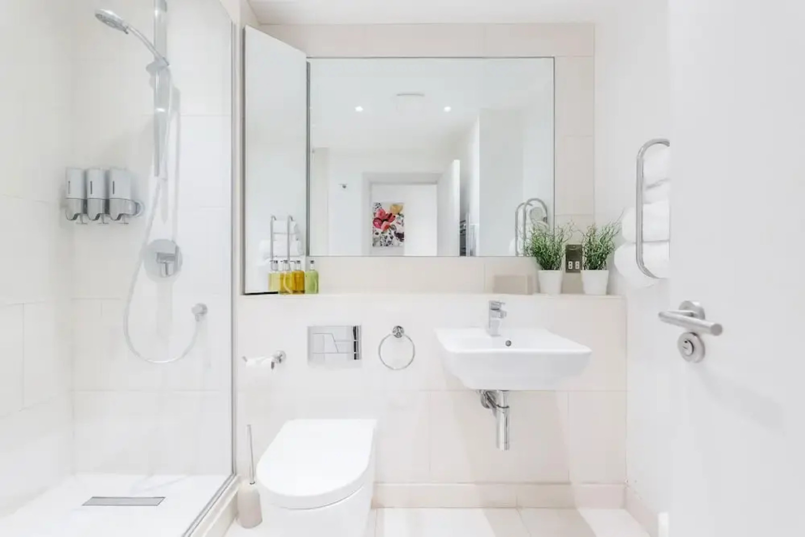 Large Windsor Apartment Free Parking Single or King Beds