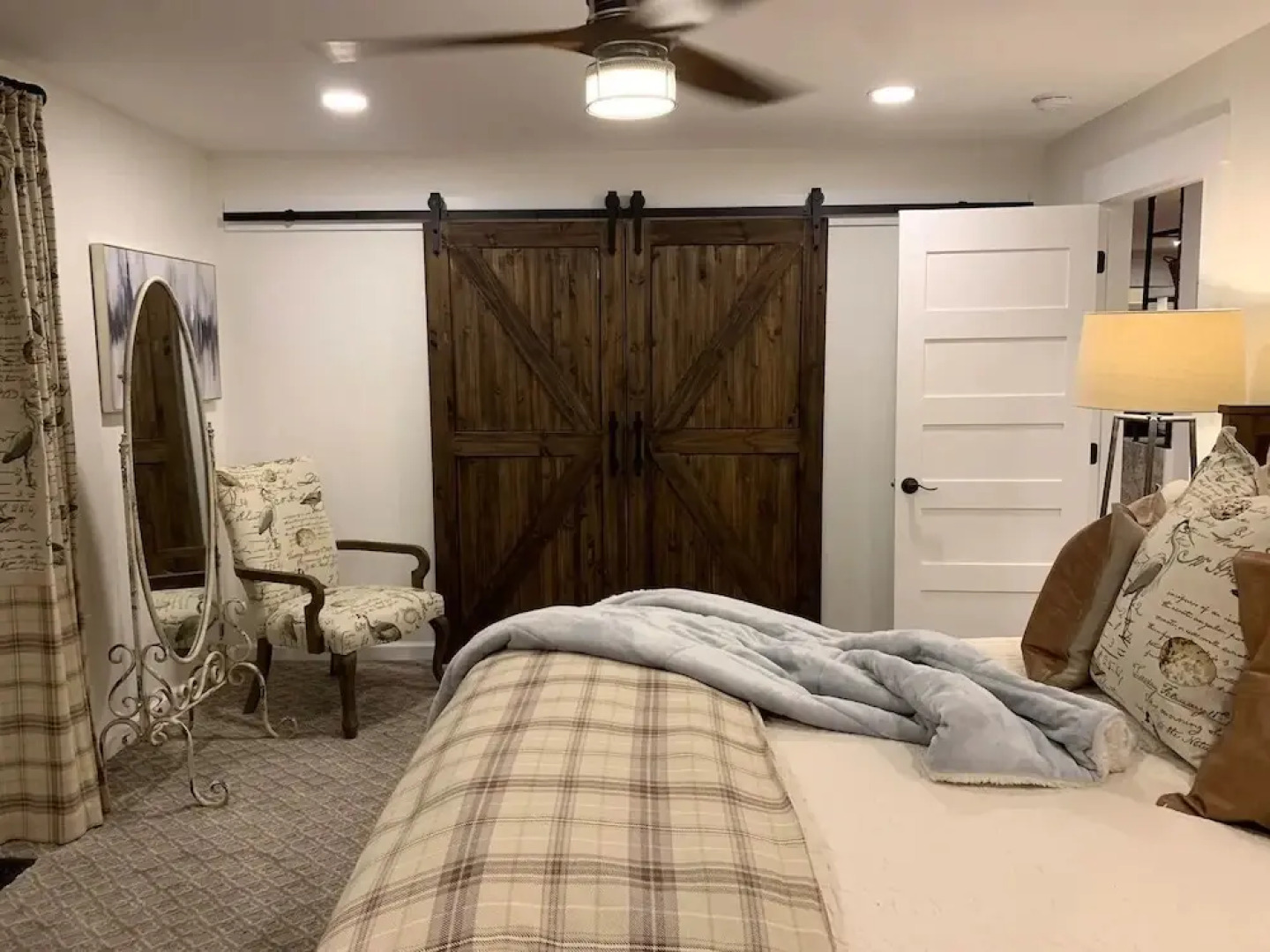 Five-star Historic Boyd Harvey Carriage House 2 Bedroom Home by RedAwning