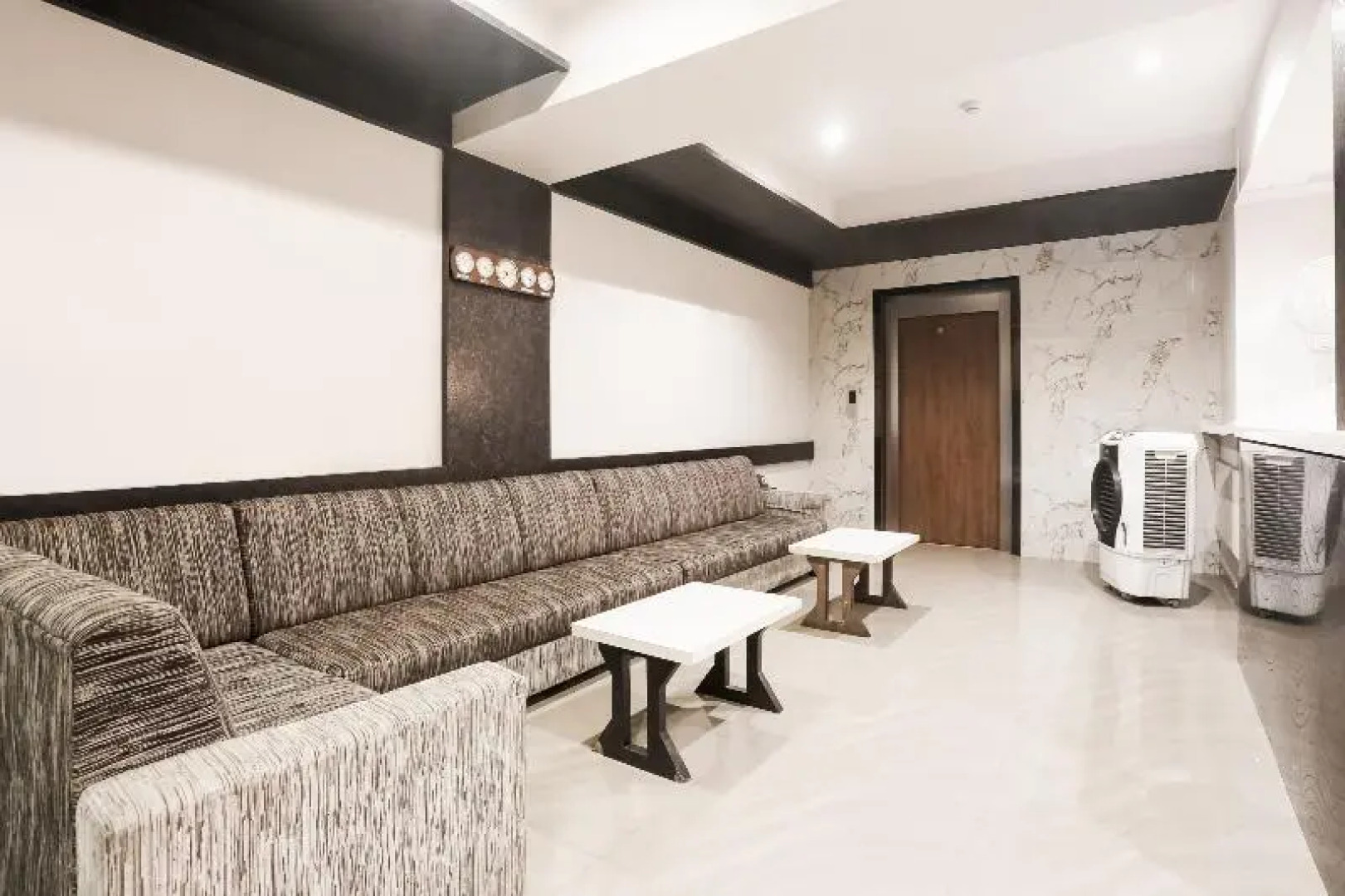 Capital O 69697 Seaons Hotel