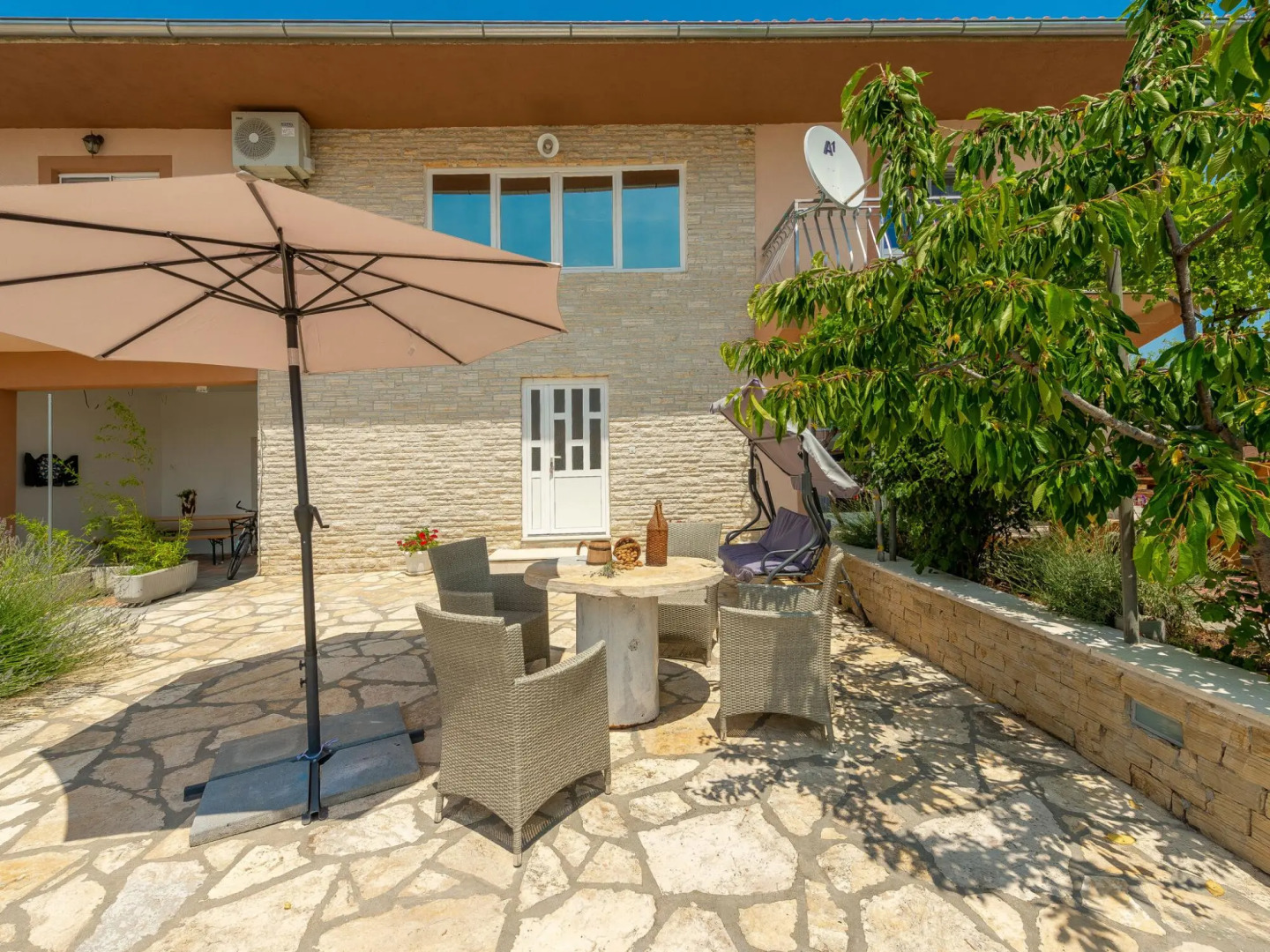 Beautiful Holiday Home in Lisicic