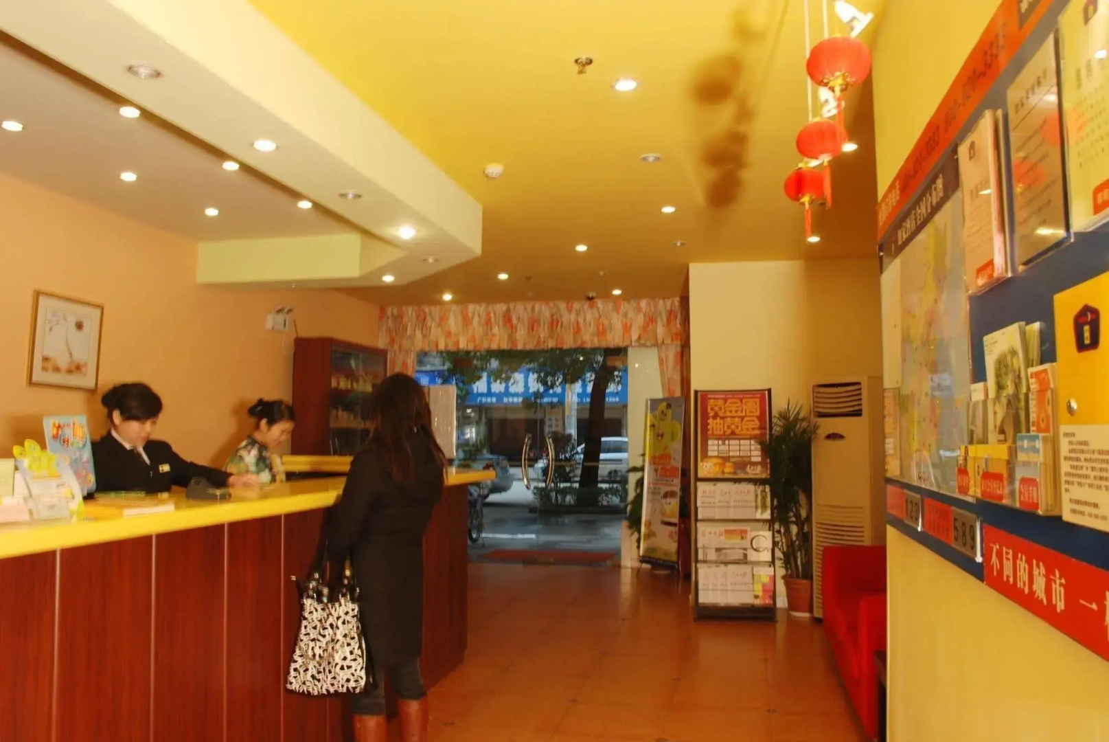 Home Inn Wuhan Jinghan Avenue Dazhi Road Light Rail