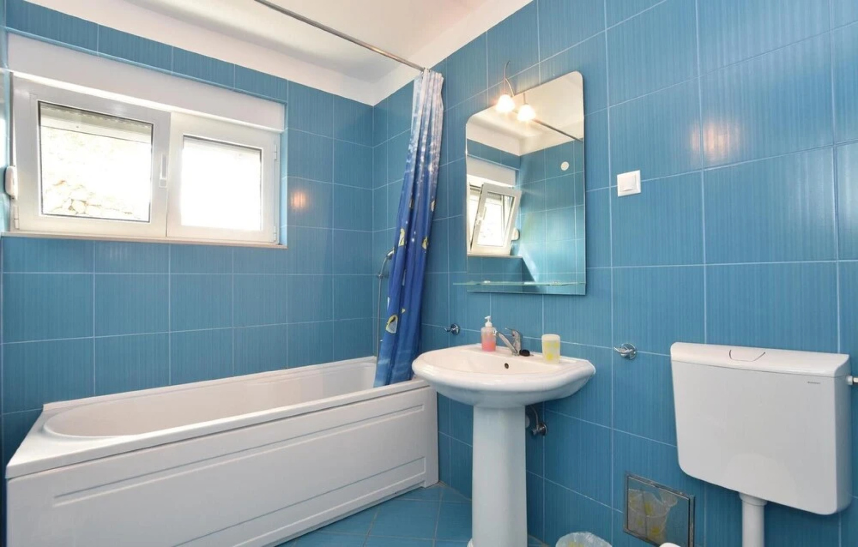 Awesome Home in Duce With Wifi and 9 Bedrooms