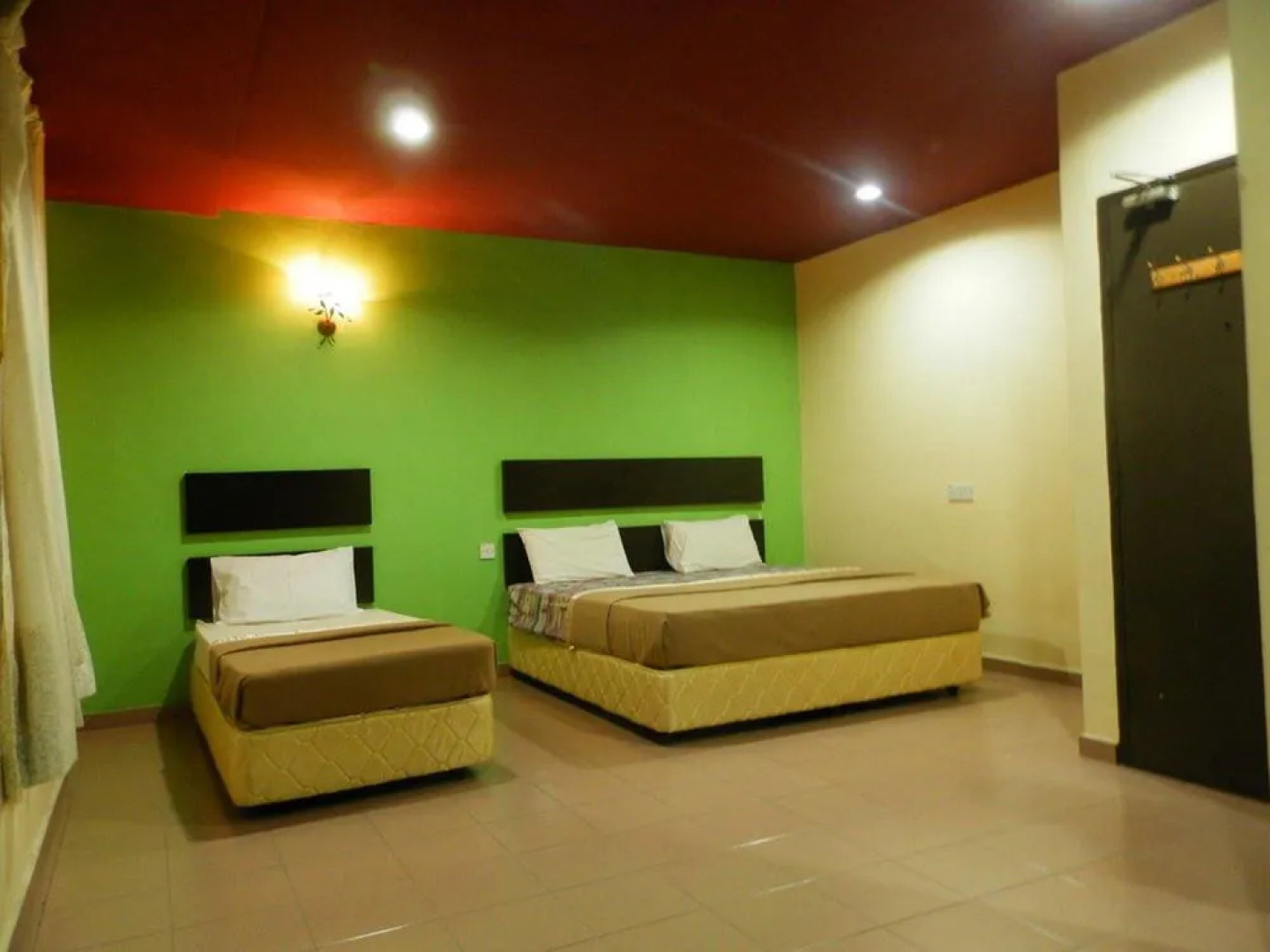 OYO 43962 Ezzy In Hotel