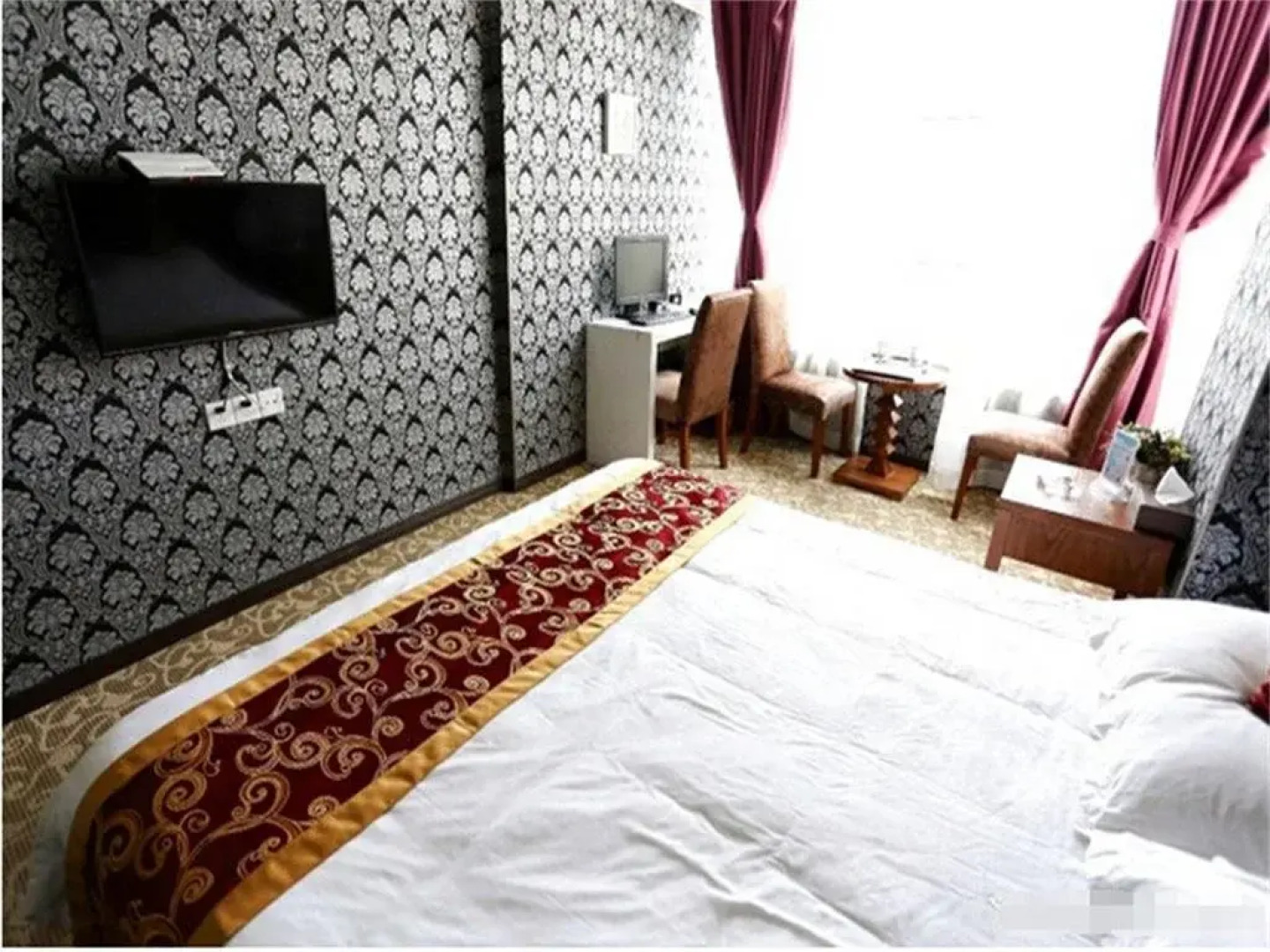 Yanting Zhuoyue Theme Hotel