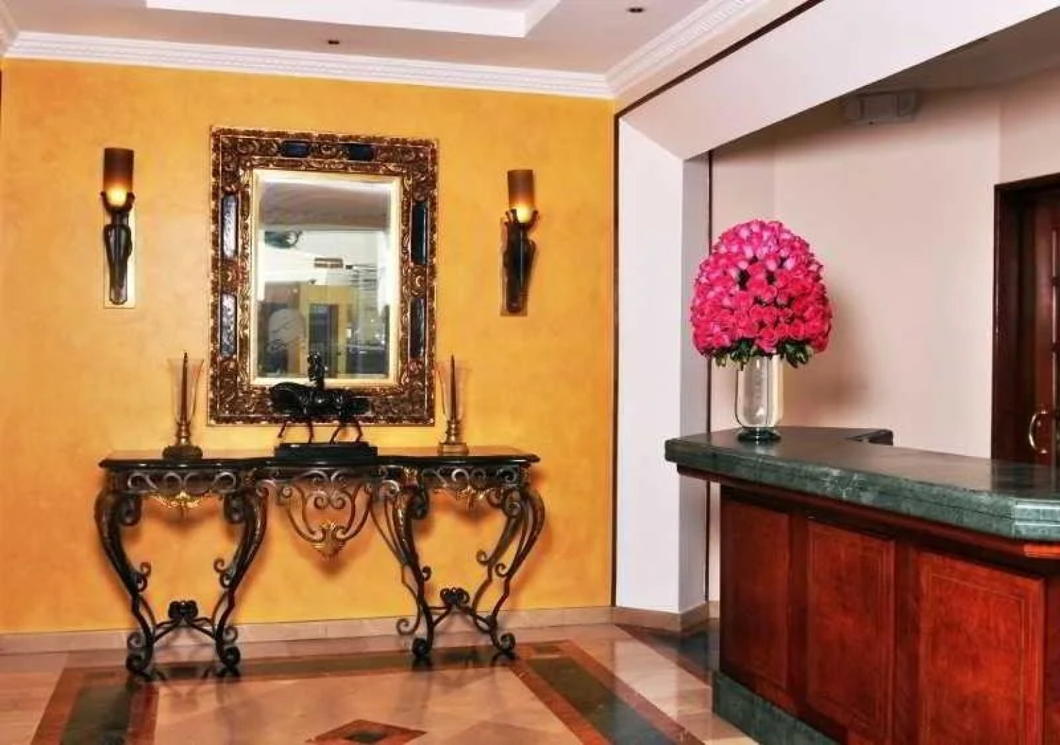 La Colina Suites Hotel