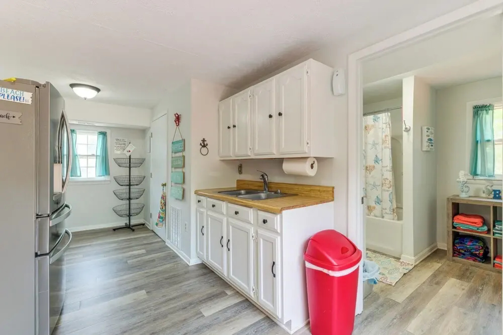 Adorable Cottage: Fire Pit, Walk to Colonial Beach