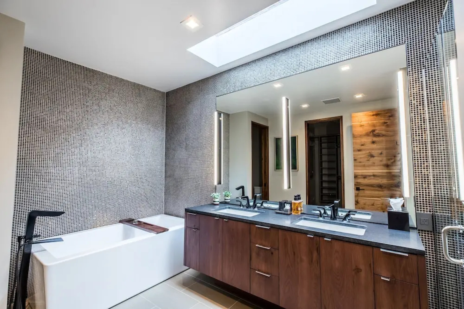 Luxury Service 3 King Suites & Pool – Sleeps 8 – Daily HK home