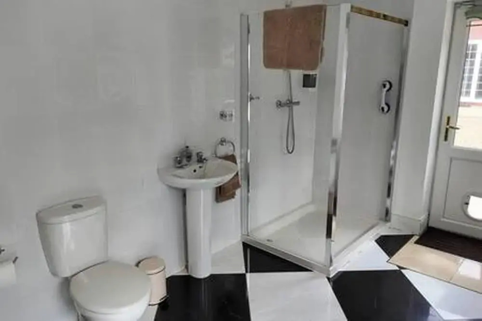 Stratford 4 BR Family Mansion With Pool, Gym & BBQ